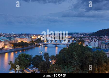 Blick auf die Moldau und Brücken bei Nacht, Prag, Tschechische Republik Stockfoto
