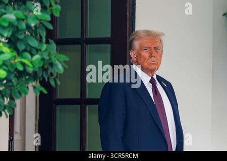 US-Präsident Donald Trump wartet auf die Ankunft des israelischen Premierministers Benjamin Netanjahu im Westflügel des Weißen Hauses in Washington, DC, USA, am 29. September 2025. Präsident Trump und Premierminister Netanjahu werden sich im Oval Office treffen, um den Friedensprozess in Gaza zu diskutieren und dann an einer gemeinsamen Pressekonferenz teilzunehmen. Quelle: SIPA USA/Alamy Live News Stockfoto