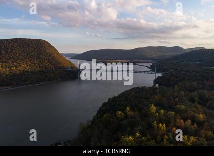 Die majestätische Rip Van Winkle Bridge erstreckt sich über den weiten Hudson River und verbindet die bewaldeten Landschaften unter einem weichen Himmel, Hudson, Stockfoto