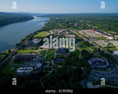 Der Hudson River trifft auf die üppige Landschaft und schafft einen lebendigen Wandteppich aus der Vogelperspektive Stockfoto