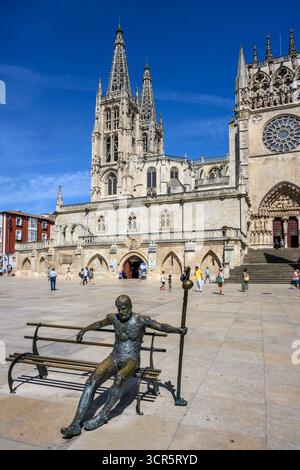 Eine Bronzestatue eines Pilgers auf der Plaza Rey San Fernando, vor der Kathedrale der Heiligen Maria von Burgos, in der Altstadt von Burgos, Castilla Y Stockfoto