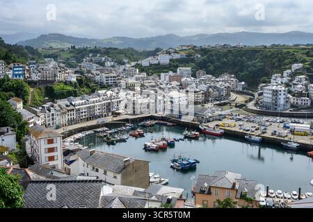 Blick hinunter auf den Hafen in der Fischerstadt und Hafen von Luarca in Asturien, Nordspanien. Stockfoto