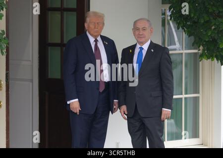 Washington, USA. September 2025. Der Gruß von US-Präsident Donald Trump an den israelischen Ministerpräsidenten Benjamin Netanjahu, der heute am 29. September 2025 im Stakeout/Weißen Haus in Washington DC, USA, im Weißen Haus ankommt. (Lenin Nolly/SIPA USA) Credit: SIPA USA/Alamy Live News Stockfoto