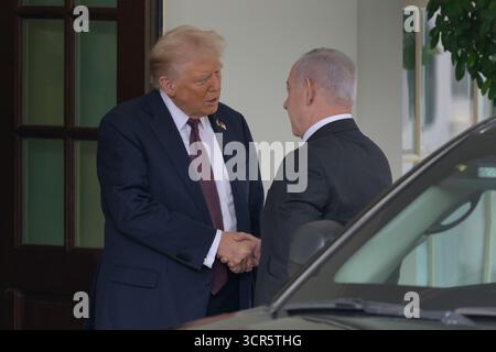 Washington, USA. September 2025. Der Gruß von US-Präsident Donald Trump an den israelischen Ministerpräsidenten Benjamin Netanjahu, der heute am 29. September 2025 im Stakeout/Weißen Haus in Washington DC, USA, im Weißen Haus ankommt. (Lenin Nolly/SIPA USA) Credit: SIPA USA/Alamy Live News Stockfoto