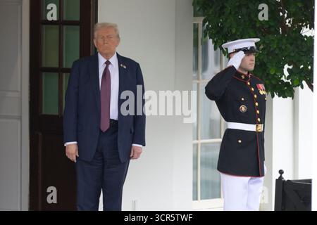Washington, USA. September 2025. Der Gruß von US-Präsident Donald Trump an den israelischen Ministerpräsidenten Benjamin Netanjahu, der heute am 29. September 2025 im Stakeout/Weißen Haus in Washington DC, USA, im Weißen Haus ankommt. (Lenin Nolly/SIPA USA) Credit: SIPA USA/Alamy Live News Stockfoto