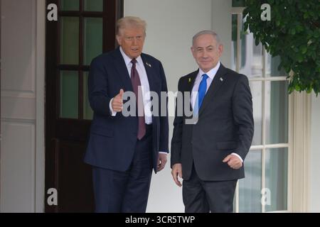 Washington, USA. September 2025. Der Gruß von US-Präsident Donald Trump an den israelischen Ministerpräsidenten Benjamin Netanjahu, der heute am 29. September 2025 im Stakeout/Weißen Haus in Washington DC, USA, im Weißen Haus ankommt. (Lenin Nolly/SIPA USA) Credit: SIPA USA/Alamy Live News Stockfoto