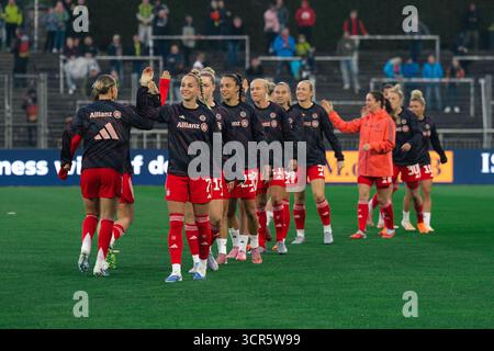 Dortmund, Deutschland. September 2025. FC Bayern beim warm Up vor dem Spiel der ersten Runde des DFB-Pokals der Frauen zwischen Borussia Dortmund und FC Bayern München im Stadion Rote Erde in Dortmund Credit: SPP Sport Press Photo. /Alamy Live News Stockfoto