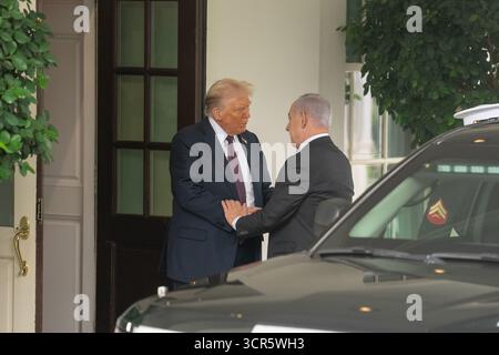 Washington, USA. September 2025. US-Präsident Donald Trump (L) begrüßt den israelischen Premierminister Benjamin Netanjahu am 29. September 2025 im Weißen Haus in Washington, DC, USA. Quelle: Hu Yousong/Xinhua/Alamy Live News Stockfoto