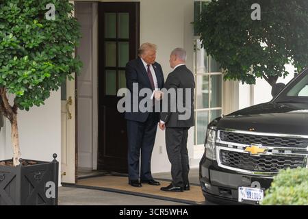 Washington, USA. September 2025. US-Präsident Donald Trump (L) begrüßt den israelischen Premierminister Benjamin Netanjahu am 29. September 2025 im Weißen Haus in Washington, DC, USA. Quelle: Hu Yousong/Xinhua/Alamy Live News Stockfoto