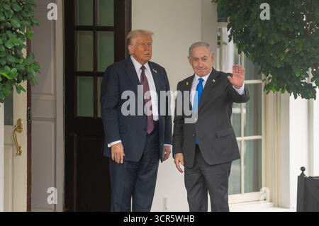 Washington, USA. September 2025. US-Präsident Donald Trump (L) begrüßt den israelischen Premierminister Benjamin Netanjahu am 29. September 2025 im Weißen Haus in Washington, DC, USA. Quelle: Hu Yousong/Xinhua/Alamy Live News Stockfoto
