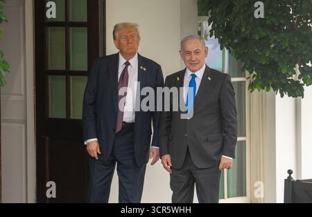 Washington, USA. September 2025. US-Präsident Donald Trump (L) begrüßt den israelischen Premierminister Benjamin Netanjahu am 29. September 2025 im Weißen Haus in Washington, DC, USA. Quelle: Hu Yousong/Xinhua/Alamy Live News Stockfoto