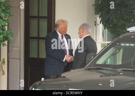 Washington, USA. September 2025. US-Präsident Donald Trump (L) begrüßt den israelischen Premierminister Benjamin Netanjahu am 29. September 2025 im Weißen Haus in Washington, DC, USA. Quelle: Hu Yousong/Xinhua/Alamy Live News Stockfoto