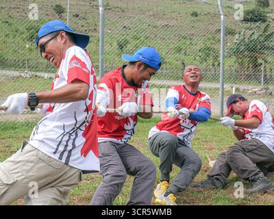 Sidenreng Rappang, Indonesien – 16. August 2022: Indonesische Teilnehmer nehmen an einem Tauziehen des Krieges teil, um den Unabhängigkeitstag zu feiern. Stockfoto