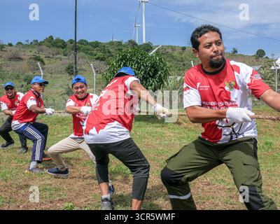 Sidenreng Rappang, Indonesien – 16. August 2022: Indonesische Teilnehmer nehmen an einem Tauziehen des Krieges teil, um den Unabhängigkeitstag zu feiern. Stockfoto