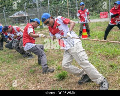 Sidenreng Rappang, Indonesien – 16. August 2022: Indonesische Teilnehmer nehmen an einem Tauziehen des Krieges teil, um den Unabhängigkeitstag zu feiern. Stockfoto