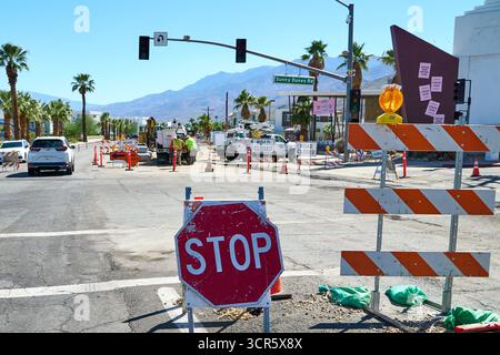 Palm Springs, Kalifornien, USA. September 2025. Straßenbauszene auf dem South Palm Canyon Drive in Palm Springs, Kalifornien, zeigt schwere Maschinen, Betonrohrabschnitte und Verkehrsbarrieren für das South Palm Canyon Bridge Project. Das Projekt ersetzt die 1930 bestehende Brücke über den Tahquitz Creek, die veraltet und strukturell mangelhaft ist. Die neue Brücke zielt darauf ab, die Sicherheit zu verbessern und Verkehrsengpässe an der Anfahrt nahe der East Sunny Dunes Road zu verringern. Die Umsetzung wird Ende 2026 erwartet. (Kreditbild: © Ian L. Sitren/ZUMA Press Wire) NUR REDAKTIONELLE VERWENDUNG! Nicht für kommerzielle Zwecke Stockfoto