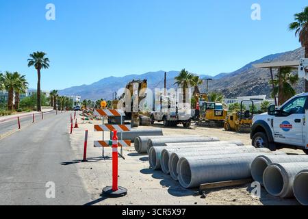 Palm Springs, Kalifornien, USA. September 2025. Straßenbauszene auf dem South Palm Canyon Drive in Palm Springs, Kalifornien, zeigt schwere Maschinen, Betonrohrabschnitte und Verkehrsbarrieren für das South Palm Canyon Bridge Project. Das Projekt ersetzt die 1930 bestehende Brücke über den Tahquitz Creek, die veraltet und strukturell mangelhaft ist. Die neue Brücke zielt darauf ab, die Sicherheit zu verbessern und Verkehrsengpässe an der Anfahrt nahe der East Sunny Dunes Road zu verringern. Die Umsetzung wird Ende 2026 erwartet. (Kreditbild: © Ian L. Sitren/ZUMA Press Wire) NUR REDAKTIONELLE VERWENDUNG! Nicht für kommerzielle Zwecke Stockfoto