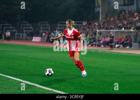 Dortmund, Deutschland. September 2025. Klara Bühl (FC Bayern München, 17) während des ersten Spielrunde des DFB-Pokals der Frauen zwischen Borussia Dortmund und FC Bayern München im Stadion Rote Erde in Dortmund Credit: SPP Sport Press Photo. /Alamy Live News Stockfoto