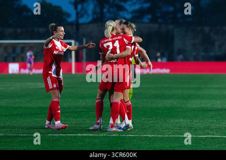Dortmund, Deutschland. September 2025. Der FC Bayern München feiert sein Tor beim ersten Spiel des DFB-Pokals der Frauen zwischen Borussia Dortmund und dem FC Bayern München im Stadion Rote Erde in Dortmund. /Alamy Live News Stockfoto