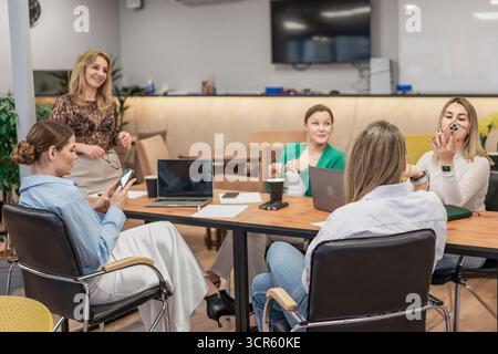 Meeting Women Laptops: Das Team arbeitet tagsüber in modernen Büros zusammen und diskutiert Strategie und Technologie. Stockfoto