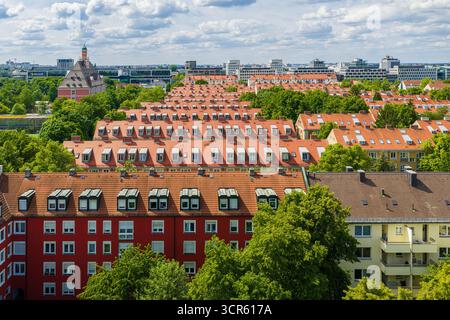 MÜNCHEN - 25. MAI 2025: Wohngebäude gegenüber der Parkstadt Schwabing in München, Luftaufnahme Stockfoto