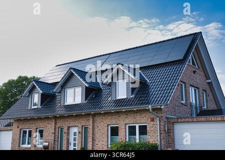 Großes gemauertes Familienhaus Solarpaneele erneuerbare Energie Haus Stockfoto