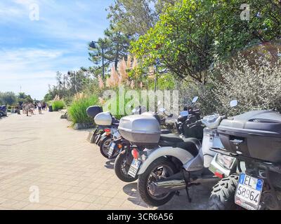 Cesenatico – Italien – 7. September 2025: Vespa und andere Motorroller parken in Strandnähe Stockfoto