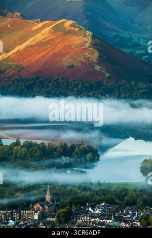 Nebelmorgen in Keswick, Lake District National Park, Cumbria, England. Derwent Wasser im Hintergrund. Stockfoto