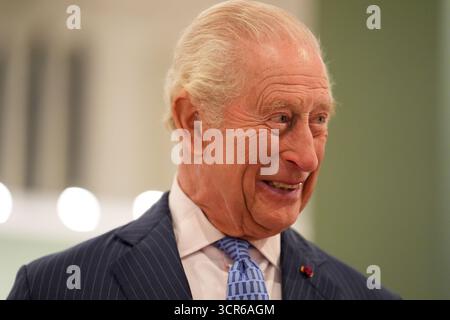 König Karl III. Lächelt bei einem Besuch der Ausstellung Königin Marie von Rumänien in der Garnisonskapelle in London. Bilddatum: Montag, 29. September 2025. Stockfoto