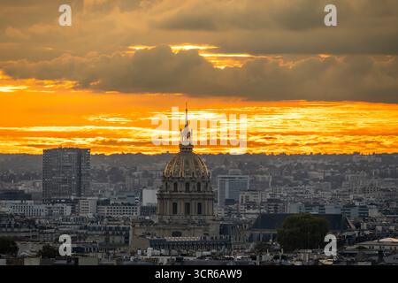Paris, Frankreich - 09 27 2025: Detailansicht des Invalidendoms bei Sonnenuntergang Stockfoto