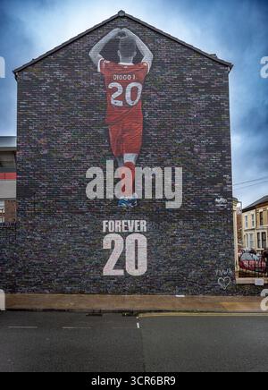 Wandgemälde „Forever 20 Diogo Jota“ in Anfield zu Ehren des verstorbenen Liverpool-Fußballclubs und Portugals internationaler Stürmer. Liverpool, Großbritannien Stockfoto