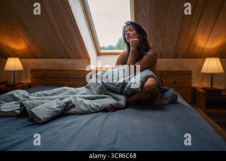 Ein wahrhaft ruhiger und friedlicher Moment, der wunderschön in einem gemütlichen Schlafzimmer festgehalten wird, das von sanftem Morgenlicht beleuchtet wird Stockfoto