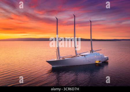 Luftaufnahme der luxuriösen Segelyacht in der Adria Stockfoto