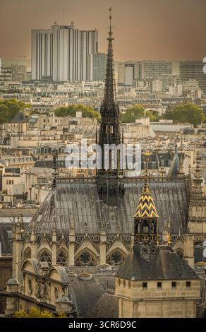 Paris, Frankreich - 09 27 2025: Detailansicht des Daches und des Glockenturms der Sainte-Chapelle bei Sonnenuntergang Stockfoto