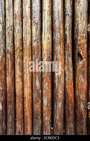 Vertikaler rustikaler hölzerner Wandhintergrund mit natürlichen Rissen und gereifter Textur. Perfekt für abstraktes Design, vertikale Layouts und Vintage-Projekte. Stockfoto