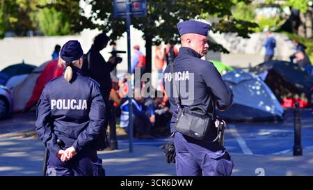 Warschau, Polen. 26. September 2025. Klimaaktivisten der Gruppe "letzte Generation" haben vor dem polnischen Parlament ein Lager eingerichtet. Polizei vor Ort. Stockfoto
