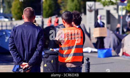 Warschau, Polen. 26. September 2025. Klimaaktivisten der Gruppe "letzte Generation" haben vor dem polnischen Parlament ein Lager eingerichtet. Stockfoto