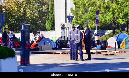 Warschau, Polen. 26. September 2025. Klimaaktivisten der Gruppe "letzte Generation" haben vor dem polnischen Parlament ein Lager eingerichtet. Polizei vor Ort. Stockfoto