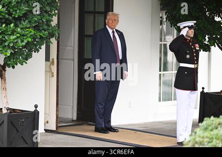 Washington, DC, 29. September 2025. US-Präsident Donald J Trump begrüßt am 29. September 2025 den Premierminister des Staates Israel Benjamin Netanjahu am nördlichen Eingang des Weißen Hauses in Washington, DC. Quelle: Mattie Neretin/CNP/dpa/Alamy Live News Stockfoto