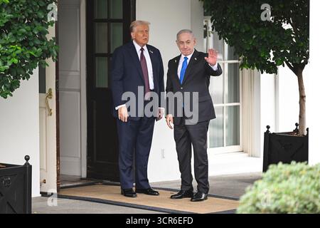 Washington, DC, 29. September 2025. US-Präsident Donald J Trump begrüßt am 29. September 2025 den Premierminister des Staates Israel Benjamin Netanjahu am nördlichen Eingang des Weißen Hauses in Washington, DC. Quelle: Mattie Neretin/CNP/dpa/Alamy Live News Stockfoto