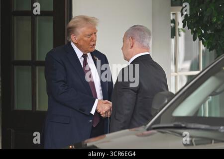 Washington, DC, 29. September 2025. US-Präsident Donald J Trump begrüßt am 29. September 2025 den Premierminister des Staates Israel Benjamin Netanjahu am nördlichen Eingang des Weißen Hauses in Washington, DC. Quelle: Mattie Neretin/CNP/dpa/Alamy Live News Stockfoto