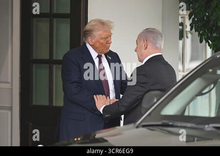 Washington, DC, 29. September 2025. US-Präsident Donald J Trump begrüßt am 29. September 2025 den Premierminister des Staates Israel Benjamin Netanjahu am nördlichen Eingang des Weißen Hauses in Washington, DC. Quelle: Mattie Neretin/CNP/dpa/Alamy Live News Stockfoto