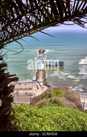 Blick auf La rosa Nautica von Malecon Miraflores im Sommer. Lima Peru Stockfoto