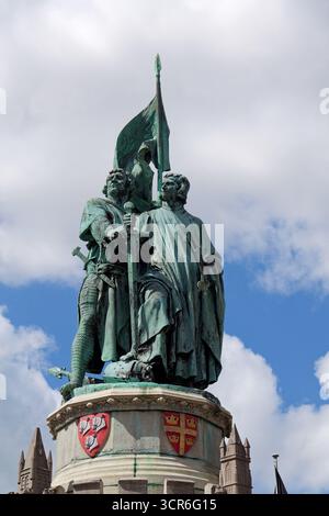 Jan Breydel und Pieter de Coninck Monument in Brügge, Belgien, Statue der beiden beliebten lokalen Helden, die eine wichtige Rolle im flämischen Widerstand spielten Stockfoto