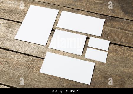 Verschiedene Rohpapierteile auf rustikaler Holzoberfläche für kreative Zwecke Stockfoto