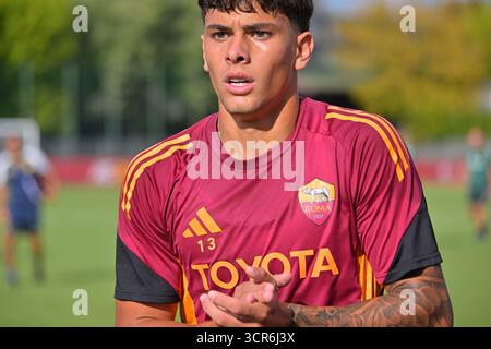 Rom, Italien. September 2025. Federico Nardin (AS Roma) vor dem Spiel der Primavera 1 italienischen Fußball-Meisterschaft zwischen Roma und Frosinone im Centro Fulvio Bernardini am 29. September 2025 in Trigoria - Rom, Italien Credit: Roberto Bettacchi Photography/Alamy Live News Stockfoto