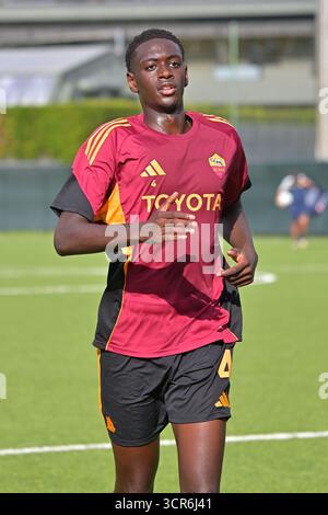Rom, Italien. September 2025. Mohamed Seck (AS Roma) vor dem Spiel der Primavera 1 italienischen Fußball-Meisterschaft zwischen Roma und Frosinone im Centro Fulvio Bernardini am 29. September 2025 in Trigoria - Rom, Italien Credit: Roberto Bettacchi Photography/Alamy Live News Stockfoto