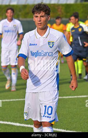 Rom, Italien. September 2025. Lorenzo Schietroma (Frosinone Clacio) während des Spiels der Primavera 1 Italienischen Fußballmeisterschaft zwischen Roma und Frosinone im Centro Fulvio Bernardini am 29. September 2025 in Trigoria - Rom, Italien Credit: Roberto Bettacchi Photography/Alamy Live News Stockfoto