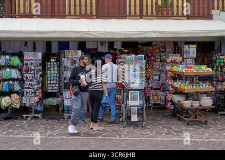 Limone Sul Garda, Italien - 9. Mai 2025: Die beliebte Touristenstadt Limone Sul Garda, berühmt für ihren Zitronenanbau Stockfoto