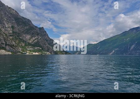 Limone Sul Garda, Italien - 9. Mai 2025: Die beliebte Touristenstadt Limone Sul Garda, berühmt für ihren Zitronenanbau Stockfoto